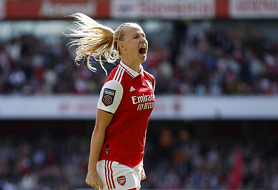 Beth Meadová, fotbalistka Arsenalu, se raduje z gólu.