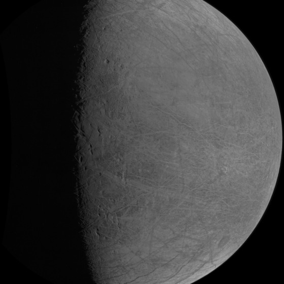 Snímek Jupiterova m�síce Europa zachycený sondou Juno p�i pr�letu 29. zá�í 2022
