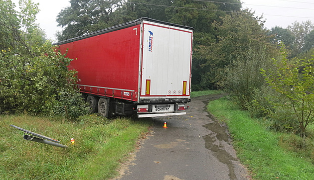 Řidič kamionu vjel podle navigace na úzkou cestu, porazil zákaz i strom