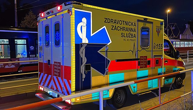 Seniora v Praze srazila tramvaj. Utrpěl mnohočetná vážná zranění