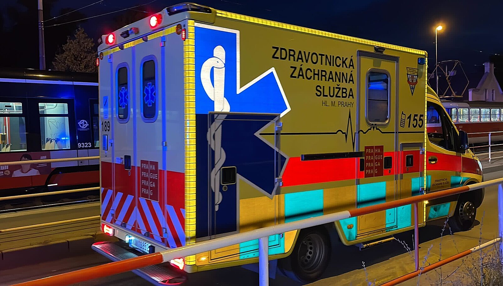 Seniora v Praze srazila tramvaj. Utrpěl mnohočetná vážná zranění