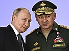 Ruský prezident Vladimir Putin (vlevo) a ministr obrany Sergej ojgu (15. srpna...