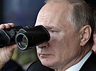 Ruský prezident Vladimir Putin sleduje vojenské cviení v záí 2019.