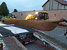 Nakládání nové repliky pravkého lunu na kamion brzy ráno ve Vestarech (30....