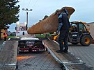 Nakládání nové repliky pravkého lunu na kamion brzy ráno ve Vestarech (30....