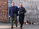 Arnold Schwarzenegger po boku syna peivího holokaustu Simona Bergsona...
