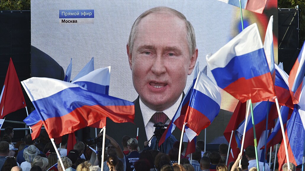 Rusové v Sevastopolu na Krymu sledují Putinův projev k anexi ukrajinských...