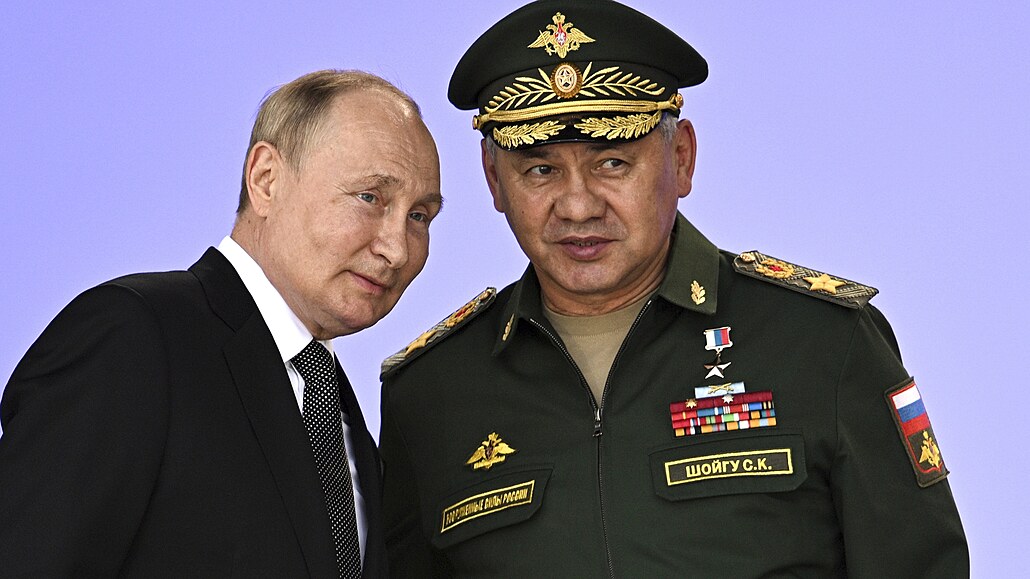 Ruský prezident Vladimir Putin (vlevo) a ministr obrany Sergej ojgu (15. srpna...