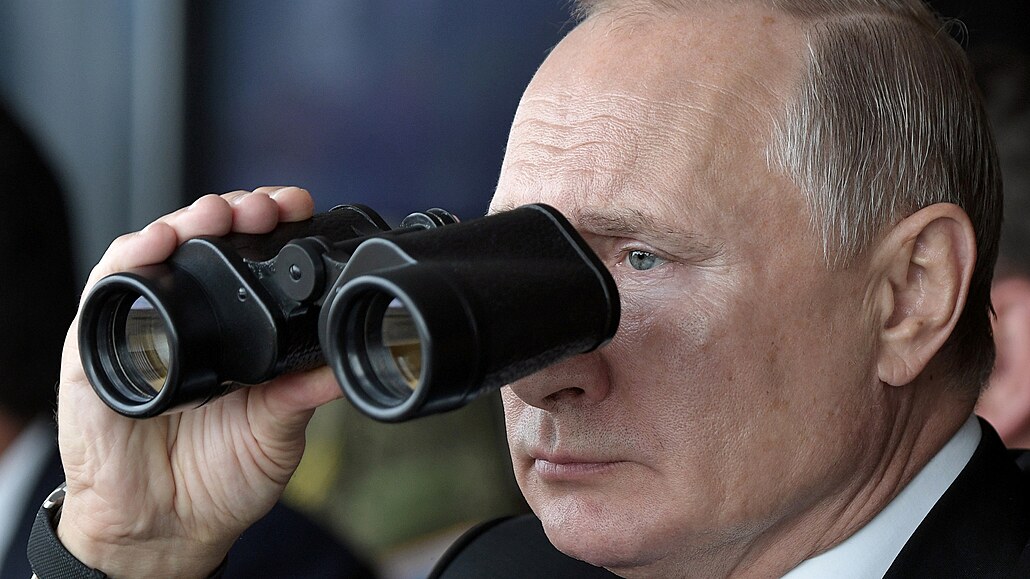 Ruský prezident Vladimir Putin sleduje vojenské cvičení.