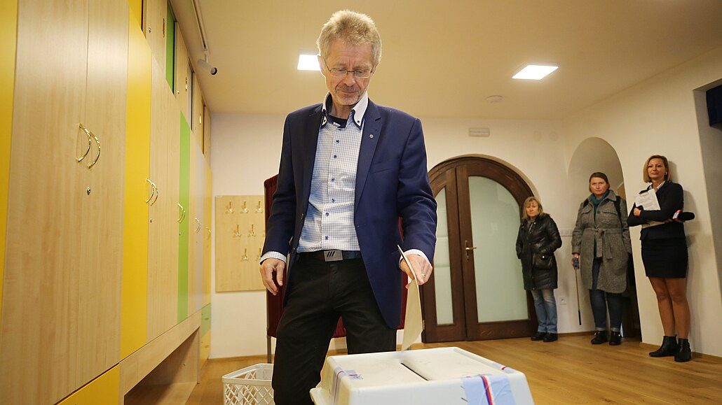 Předseda Senátu Miloš Vystrčil odevzdal svůj hlas ve 2. kole senátních voleb....