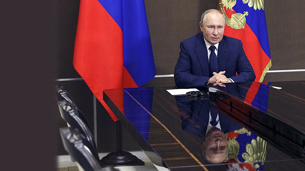 Ruský prezident Vladimir Putin hovoří během setkání prostřednictvím...