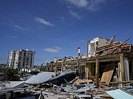Obyvatelé Fort Myers zaínají s úklidem po úderu hurikánu Ian.
