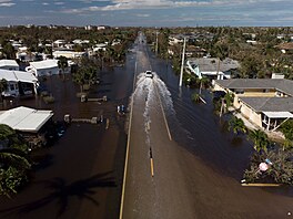 Z ulice je eka. Pohled na zaplavenou ulici ve Fort Myers na Florid. 