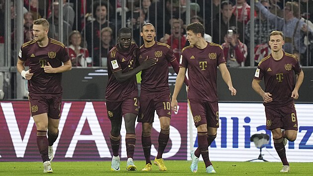 Leroy Sane z Bayernu (uprostřed) slaví se spoluhráči gól proti Leverkusenu.