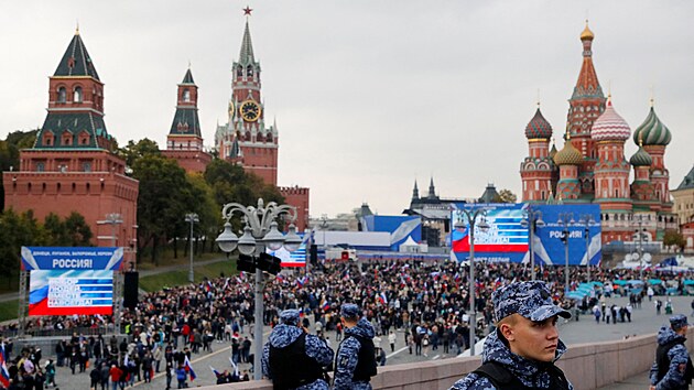 Rusové picházejí ke Kremlu v den vyhláení anexe ukrajinských území. (30. záí...