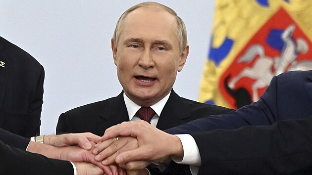 Vladimir Putin si podává ruce s vůdci okupantských oblastí na Ukrajině po jejich anexi. (30. září 2022)