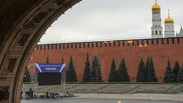Přípravy na oslavy anexe ukrajinských území na Rudém náměstí v Moskvě vrcholí. „Doněck, Luhansk, Záporoží a Cherson. Rusko,“ hlásá slogan (29. září 2022)
