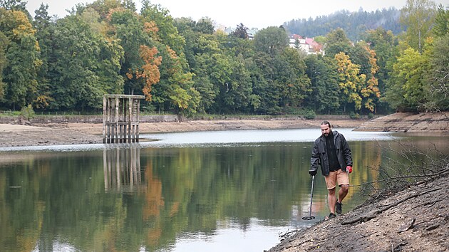 Liberecká přehrada vábí lovce pokladů. Práci s detektorem kovů si vyzkoušel i redaktor MF DNES Jan Pešek.