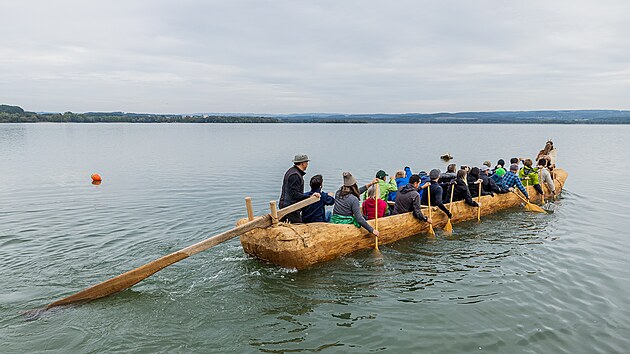 Archeologové ze Všestar poprvé vyzkoušeli novou repliku pravěkého člunu na vodní nádrži Rozkoš u České Skalice. (30. 9. 2022)