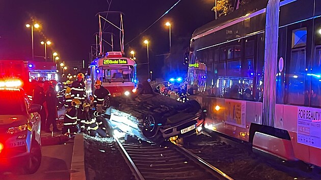 Srážka tramvaje s osobním autem zastavila provoz v pražské ulici Vinohradská. Řidič vozidla byl pod vlivem alkoholu a drog, hasiči z osobního auta vyprošťují zraněnou ženu. Žádný cestující z tramvaje zranění neutrpěl. (30. září 2022)