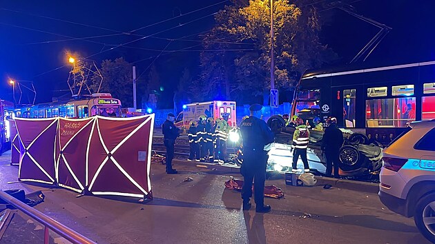 Srážka tramvaje s osobním autem zastavila provoz v pražské ulici Vinohradská. Řidič vozidla byl pod vlivem alkoholu a drog, hasiči z osobního auta vyprošťují zraněnou ženu. Žádný cestující z tramvaje zranění neutrpěl. (30. září 2022)