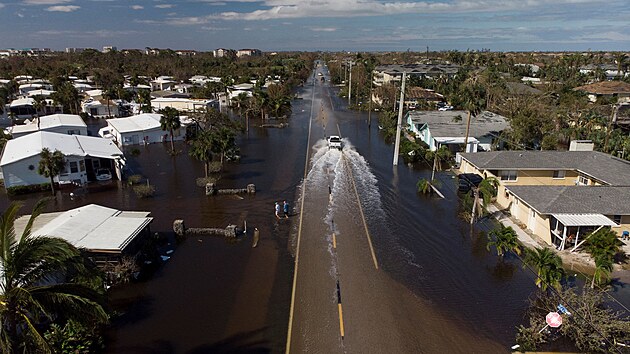 Z ulice je eka. Pohled na zaplavenou ulici ve Fort Myers na Florid. 