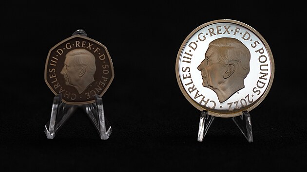 Vlevo je nová mince v hodnotě 50 pencí, vpravo nová pamětní mince v hodnotě pět liber