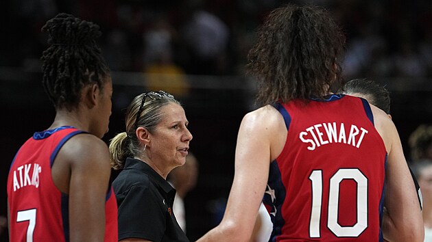 Trenrka Cheryl Reeve (uprosted) dv pokyny americkm basketbalistkm v prbhu duelu s Kanadou.