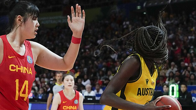 Australsk basketbalistka Ezi Magbegorov (vpravo) sledovan ankou Li Je-u.
