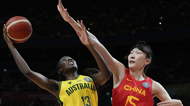 Australsk basketbalistka Ezi Magbegorov (vlevo) brnn ankou Chan S.