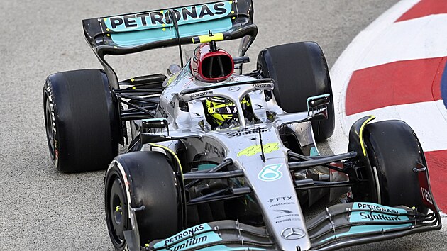 Lewis Hamilton z Mercedesu v trninku na Velkou cenu Singapuru..