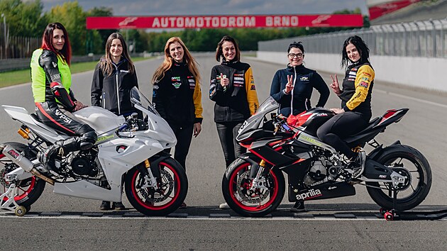 Ženský motocyklový tým. Zcela vlevo Veronika Hankocyová, vpravo Kristýna Jakesch.