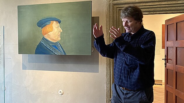 Přední český malíř Petr Nikl u jednoho ze svých obrazů
