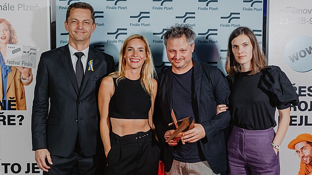 Zlatého ledňáčka na festivalu Finále si v Plzni za film Hranice lásky převzali (zleva) producent Jiří Konečný, Hana Vagnerová, režisér Tomasz Wiński a Tereza Nejedlá.