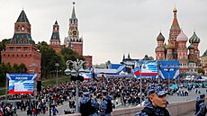 Rusové přicházejí ke Kremlu v den vyhlášení anexe ukrajinských území. (30. září...