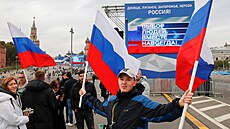 Rusové picházejí ke Kremlu v den vyhláení anexe ukrajinských území. (30. záí...
