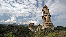 V kostela v San Juan Parangaricutiro ustála devt let otes a sopené...