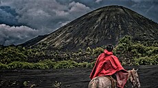 Sope�ný ku�el vulkánu Paricutín vyrostl z pukliny v kuku�i�ném poli b�hem...