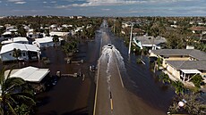 Z ulice je eka. Pohled na zaplavenou ulici ve Fort Myers na Florid. 