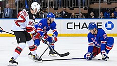 Libor Hájek (vpravo) z New York Rangers blokuje puk v utkání s New Jersey.