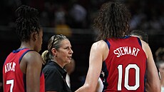 Trenérka Cheryl Reeve (uprosted) dává pokyny americkým basketbalistkám v...