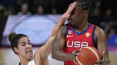 Kanadská basketbalistka Kia Nurseová (vlevo) brání Amerianku Chelsea Grayovou.