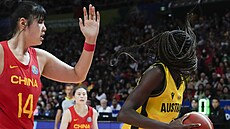 Australská basketbalistka Ezi Magbegorová (vpravo) sledovaná íankou Li Jüe-u.