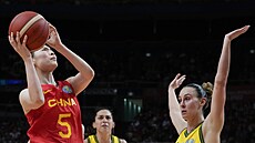 ínská basketbalistka Wang S'-jü se chystá ke stele na australský ko.