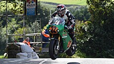 Veronika Hankocyová na trati slavného závodu Isle of Man TT.