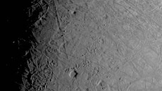 Detail měsíce Europa zachycený sondou Juno při průletu 29. září 2022