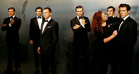 Voskové figuríny dosavadních pedstavitel agenta 007 v muzeu voskových figurín...