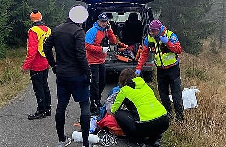 Cyklistovi, který dostal infarkt na Author Cupu, pomohl dalí závodník a...