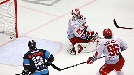 Zleva Michal Birner z Liberce a Daniel Voenílek z Tince. T.J. Melancon (není...