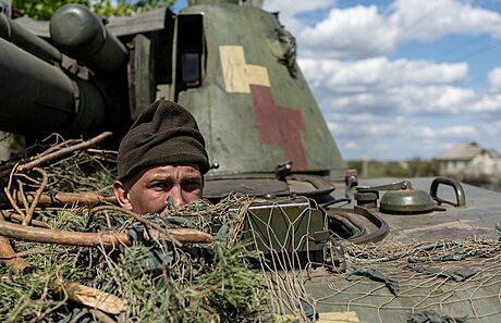 Ukrajinský voják v tanku se pipravuje na zte východního msta Lyman. (28....